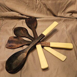 Lot of 4 Wooden Black/Cream Utensil Set (item # 2648)